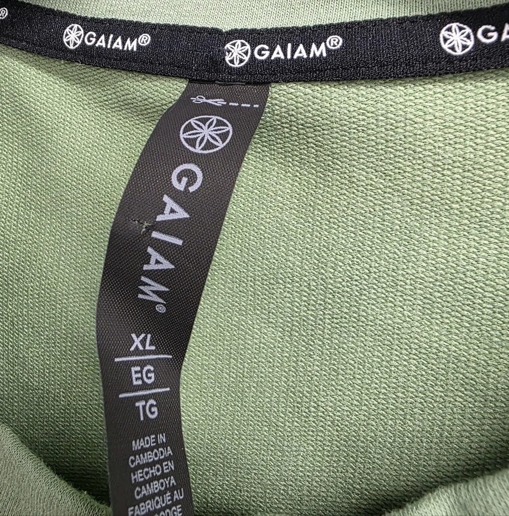 GAIAM Sage Green Top with Black Details - Picture 2 of 4